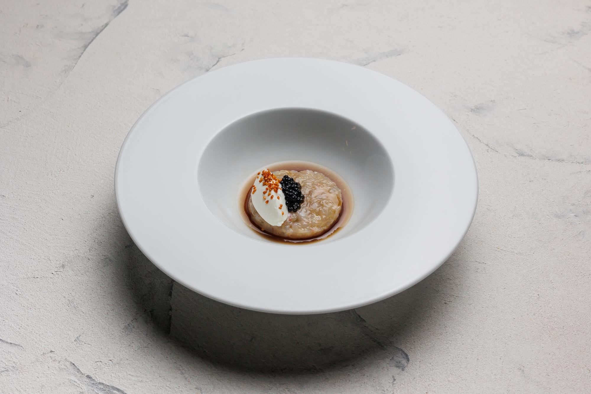 Porcja degustacyjna na ceramicznym talerzu